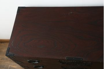 中古　仙台民芸箪笥(仙台箪笥)　欅産業　凝ったつくりの大振りの金具が目を惹く仙台箪笥サイドボード(サイドチェスト、ローチェスト、収納箪笥、衣装箪笥、引き出し)(R-076423)