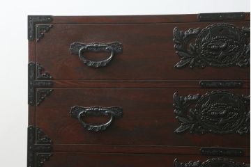 中古　仙台民芸箪笥(仙台箪笥)　欅産業　凝ったつくりの大振りの金具が目を惹く仙台箪笥サイドボード(サイドチェスト、ローチェスト、収納箪笥、衣装箪笥、引き出し)(R-076423)