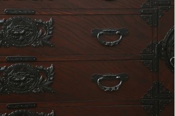 中古　仙台民芸箪笥(仙台箪笥)　欅産業　凝ったつくりの大振りの金具が目を惹く仙台箪笥サイドボード(サイドチェスト、ローチェスト、収納箪笥、衣装箪笥、引き出し)(R-076423)