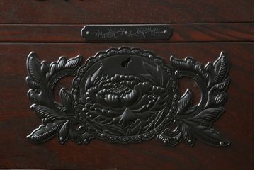 中古　仙台民芸箪笥(仙台箪笥)　欅産業　凝ったつくりの大振りの金具が目を惹く仙台箪笥サイドボード(サイドチェスト、ローチェスト、収納箪笥、衣装箪笥、引き出し)(R-076423)