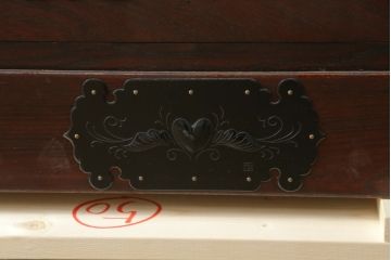 中古　仙台民芸箪笥(仙台箪笥)　欅産業　凝ったつくりの大振りの金具が目を惹く仙台箪笥サイドボード(サイドチェスト、ローチェスト、収納箪笥、衣装箪笥、引き出し)(R-076423)