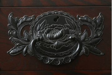 中古　仙台民芸箪笥(仙台箪笥)　欅産業　凝ったつくりの大振りの金具が目を惹く仙台箪笥サイドボード(サイドチェスト、ローチェスト、収納箪笥、衣装箪笥、引き出し)(R-076423)