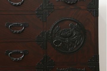 中古　仙台民芸箪笥(仙台箪笥)　欅産業　凝ったつくりの大振りの金具が目を惹く仙台箪笥サイドボード(サイドチェスト、ローチェスト、収納箪笥、衣装箪笥、引き出し)(R-076423)