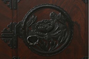 中古　仙台民芸箪笥(仙台箪笥)　欅産業　凝ったつくりの大振りの金具が目を惹く仙台箪笥サイドボード(サイドチェスト、ローチェスト、収納箪笥、衣装箪笥、引き出し)(R-076423)