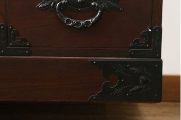中古　仙台民芸箪笥(仙台箪笥)　欅産業　凝ったつくりの大振りの金具が目を惹く仙台箪笥サイドボード(サイドチェスト、ローチェスト、収納箪笥、衣装箪笥、引き出し)(R-076423)