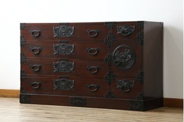 中古　仙台民芸箪笥(仙台箪笥)　欅産業　凝ったつくりの大振りの金具が目を惹く仙台箪笥サイドボード(サイドチェスト、ローチェスト、収納箪笥、衣装箪笥、引き出し)(R-076423)