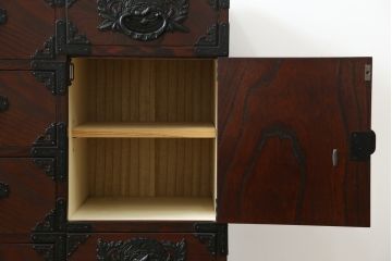中古　仙台民芸箪笥(仙台箪笥)　欅産業　凝ったつくりの大振りの金具が目を惹く仙台箪笥サイドボード(サイドチェスト、ローチェスト、収納箪笥、衣装箪笥、引き出し)(R-076423)