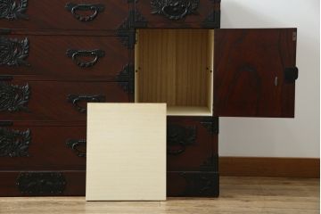 中古　仙台民芸箪笥(仙台箪笥)　欅産業　凝ったつくりの大振りの金具が目を惹く仙台箪笥サイドボード(サイドチェスト、ローチェスト、収納箪笥、衣装箪笥、引き出し)(R-076423)
