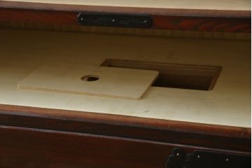 中古　仙台民芸箪笥(仙台箪笥)　欅産業　凝ったつくりの大振りの金具が目を惹く仙台箪笥サイドボード(サイドチェスト、ローチェスト、収納箪笥、衣装箪笥、引き出し)(R-076423)