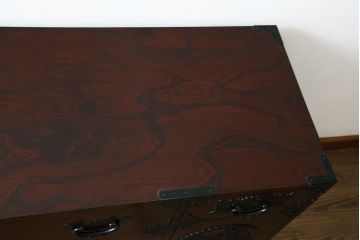 中古　仙台民芸箪笥(仙台箪笥)　欅産業　凝ったつくりの大振りの金具が目を惹く仙台箪笥サイドボード(サイドチェスト、ローチェスト、収納箪笥、衣装箪笥、引き出し)(R-076423)