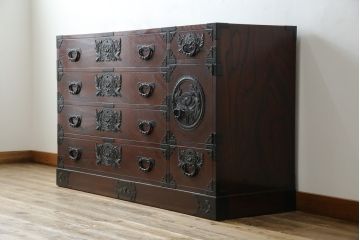 中古　仙台民芸箪笥(仙台箪笥)　欅産業　凝ったつくりの大振りの金具が目を惹く仙台箪笥サイドボード(サイドチェスト、ローチェスト、収納箪笥、衣装箪笥、引き出し)(R-076423)