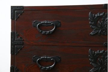 中古　仙台民芸箪笥(仙台箪笥)　欅産業　凝ったつくりの大振りの金具が目を惹く仙台箪笥サイドボード(サイドチェスト、ローチェスト、収納箪笥、衣装箪笥、引き出し)(R-076423)