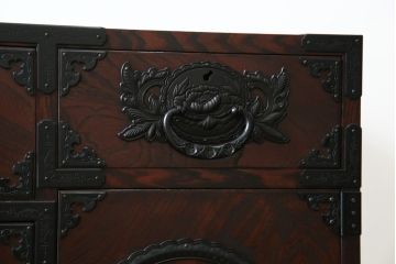 中古　仙台民芸箪笥(仙台箪笥)　欅産業　凝ったつくりの大振りの金具が目を惹く仙台箪笥サイドボード(サイドチェスト、ローチェスト、収納箪笥、衣装箪笥、引き出し)(R-076423)