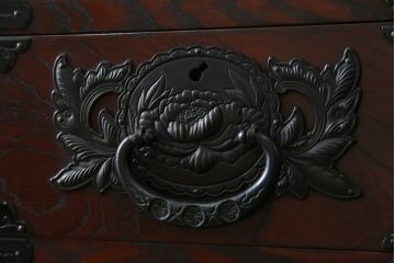 中古　仙台民芸箪笥(仙台箪笥)　欅産業　凝ったつくりの大振りの金具が目を惹く仙台箪笥サイドボード(サイドチェスト、ローチェスト、収納箪笥、衣装箪笥、引き出し)(R-076423)