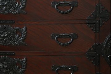 中古　仙台民芸箪笥(仙台箪笥)　欅産業　凝ったつくりの大振りの金具が目を惹く仙台箪笥サイドボード(サイドチェスト、ローチェスト、収納箪笥、衣装箪笥、引き出し)(R-076423)