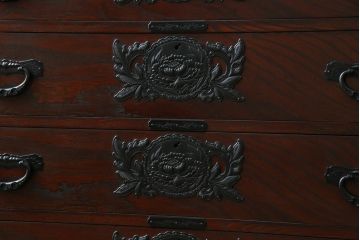 中古　仙台民芸箪笥(仙台箪笥)　欅産業　凝ったつくりの大振りの金具が目を惹く仙台箪笥サイドボード(サイドチェスト、ローチェスト、収納箪笥、衣装箪笥、引き出し)(R-076423)