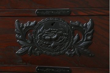 中古　仙台民芸箪笥(仙台箪笥)　欅産業　凝ったつくりの大振りの金具が目を惹く仙台箪笥サイドボード(サイドチェスト、ローチェスト、収納箪笥、衣装箪笥、引き出し)(R-076423)