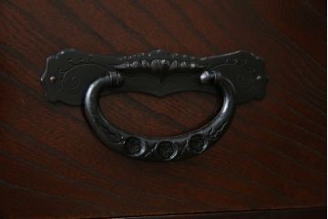 中古　仙台民芸箪笥(仙台箪笥)　欅産業　凝ったつくりの大振りの金具が目を惹く仙台箪笥サイドボード(サイドチェスト、ローチェスト、収納箪笥、衣装箪笥、引き出し)(R-076423)
