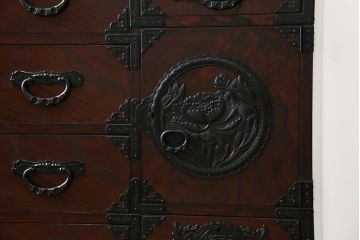 中古　仙台民芸箪笥(仙台箪笥)　欅産業　凝ったつくりの大振りの金具が目を惹く仙台箪笥サイドボード(サイドチェスト、ローチェスト、収納箪笥、衣装箪笥、引き出し)(R-076423)