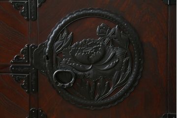 中古　仙台民芸箪笥(仙台箪笥)　欅産業　凝ったつくりの大振りの金具が目を惹く仙台箪笥サイドボード(サイドチェスト、ローチェスト、収納箪笥、衣装箪笥、引き出し)(R-076423)