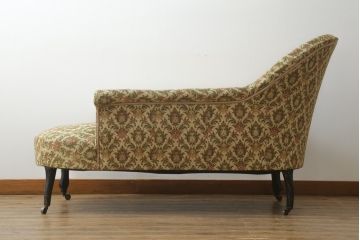 イギリスアンティーク　可愛らしい色合いの柄がレトロな雰囲気を醸し出すシェーズロング(カウチソファ、長椅子、2人掛けソファ、2P、二人掛け、英国)(R-076424)