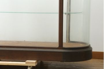イギリスアンティーク　パーケットリーが目を惹く!! 趣のある雰囲気漂うオーバルガラスケース(Gケース、ショーケース、Rガラス、曲げガラス、陳列棚、飾り棚、店舗什器、英国)(R-076427)