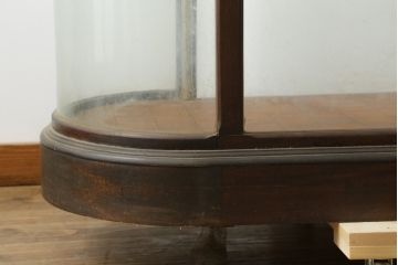 イギリスアンティーク　パーケットリーが目を惹く!! 趣のある雰囲気漂うオーバルガラスケース(Gケース、ショーケース、Rガラス、曲げガラス、陳列棚、飾り棚、店舗什器、英国)(R-076427)
