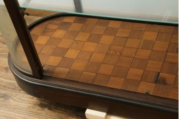 イギリスアンティーク　パーケットリーが目を惹く!! 趣のある雰囲気漂うオーバルガラスケース(Gケース、ショーケース、Rガラス、曲げガラス、陳列棚、飾り棚、店舗什器、英国)(R-076427)
