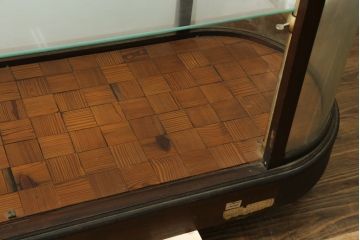イギリスアンティーク　パーケットリーが目を惹く!! 趣のある雰囲気漂うオーバルガラスケース(Gケース、ショーケース、Rガラス、曲げガラス、陳列棚、飾り棚、店舗什器、英国)(R-076427)