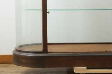 イギリスアンティーク　パーケットリーが目を惹く!! 趣のある雰囲気漂うオーバルガラスケース(Gケース、ショーケース、Rガラス、曲げガラス、陳列棚、飾り棚、店舗什器、英国)(R-076427)