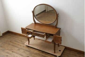 中古　神戸洋家具　彫刻入りで華やかなドレッサーとスツールのセット(化粧台、鏡台、ミラー、イス、椅子)(R-076428)
