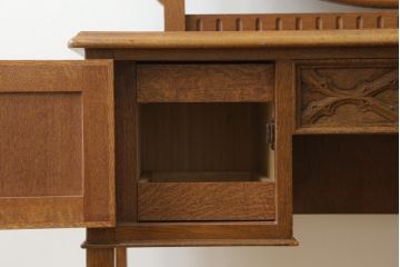 中古　神戸洋家具　彫刻入りで華やかなドレッサーとスツールのセット(化粧台、鏡台、ミラー、イス、椅子)(R-076428)