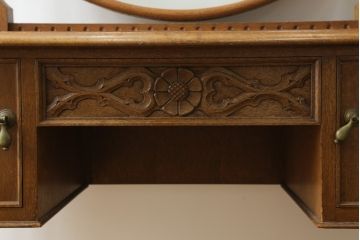 中古　神戸洋家具　彫刻入りで華やかなドレッサーとスツールのセット(化粧台、鏡台、ミラー、イス、椅子)(R-076428)