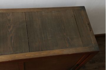 和製アンティーク　檜(ヒノキ)材・欅(ケヤキ)材　シンプルなつくりがお部屋に取り入れやすい収納棚(戸棚、キャビネット、茶棚、茶箪笥、水屋箪笥、食器棚、サイドボード、店舗什器)(R-076430)