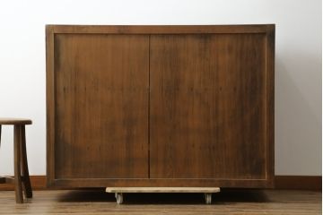 和製アンティーク　檜(ヒノキ)材・欅(ケヤキ)材　シンプルなつくりがお部屋に取り入れやすい収納棚(戸棚、キャビネット、茶棚、茶箪笥、水屋箪笥、食器棚、サイドボード、店舗什器)(R-076430)