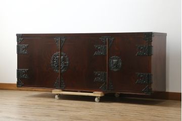 中古　美品　岩谷堂箪笥　台輪・脚付きリメイク　美しく品のある和を演出するサイドボード(ローボード、サイドキャビネット、収納棚、戸棚、テレビ台、テレビボード、着物箪笥)(R-076432)