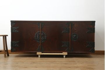 中古　美品　岩谷堂箪笥　台輪・脚付きリメイク　美しく品のある和を演出するサイドボード(ローボード、サイドキャビネット、収納棚、戸棚、テレビ台、テレビボード、着物箪笥)(R-076432)