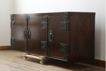 中古　美品　岩谷堂箪笥　台輪・脚付きリメイク　美しく品のある和を演出するサイドボード(ローボード、サイドキャビネット、収納棚、戸棚、テレビ台、テレビボード、着物箪笥)(R-076432)