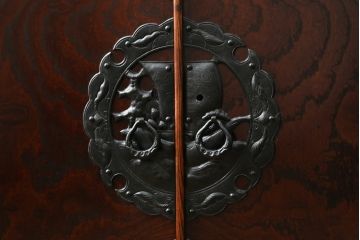 中古　美品　岩谷堂箪笥　台輪・脚付きリメイク　美しく品のある和を演出するサイドボード(ローボード、サイドキャビネット、収納棚、戸棚、テレビ台、テレビボード、着物箪笥)(R-076432)