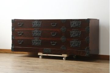 中古　美品　岩谷堂箪笥　籐里木工所　佐藤幸則作　天板を付けてリメイク!落ち着いた色味が魅力的なローボード(引き出し、ローチェスト、サイドチェスト、収納箪笥、テレビ台、テレビボード)(R-076433)