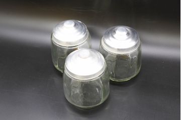昭和レトロ　当時物　大正〜昭和初期　アルミ蓋　昔懐かしい雰囲気漂うガラス瓶3個セット(キャニスター、ガラスビン、硝子、菓子瓶、フタ付き)(R-076438)