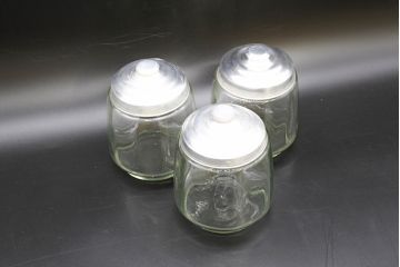 昭和レトロ　当時物　大正〜昭和初期　アルミ蓋　昔懐かしい雰囲気漂うガラス瓶3個セット(キャニスター、ガラスビン、硝子、菓子瓶、フタ付き)(R-076438)
