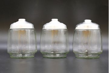 昭和レトロ　当時物　大正〜昭和初期　アルミ蓋　昔懐かしい雰囲気漂うガラス瓶3個セット(キャニスター、ガラスビン、硝子、菓子瓶、フタ付き)(R-076438)
