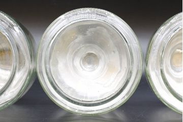 昭和レトロ　当時物　大正〜昭和初期　アルミ蓋　昔懐かしい雰囲気漂うガラス瓶3個セット(キャニスター、ガラスビン、硝子、菓子瓶、フタ付き)(R-076438)