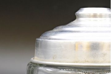 昭和レトロ　当時物　大正〜昭和初期　アルミ蓋　昔懐かしい雰囲気漂うガラス瓶3個セット(キャニスター、ガラスビン、硝子、菓子瓶、フタ付き)(R-076439)