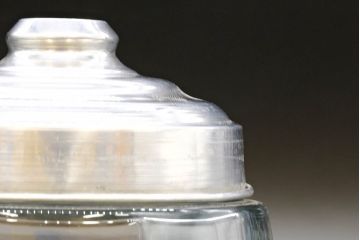 昭和レトロ　当時物　大正〜昭和初期　アルミ蓋　昔懐かしい雰囲気漂うガラス瓶3個セット(キャニスター、ガラスビン、硝子、菓子瓶、フタ付き)(R-076439)