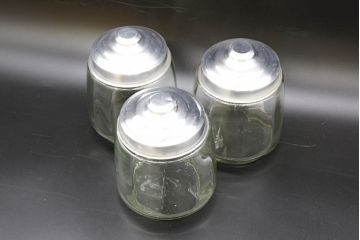 昭和レトロ　当時物　大正〜昭和初期　アルミ蓋　昔懐かしい雰囲気漂うガラス瓶3個セット(キャニスター、ガラスビン、硝子、菓子瓶、フタ付き)(R-076440)