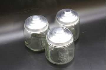 昭和レトロ　当時物　大正〜昭和初期　アルミ蓋　昔懐かしい雰囲気漂うガラス瓶3個セット(キャニスター、ガラスビン、硝子、菓子瓶、フタ付き)(R-076440)