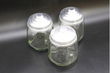 昭和レトロ　当時物　大正〜昭和初期　アルミ蓋　昔懐かしい雰囲気漂うガラス瓶3個セット(キャニスター、ガラスビン、硝子、菓子瓶、フタ付き)(R-076441)