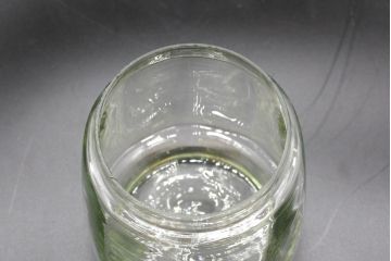 昭和レトロ　当時物　大正〜昭和初期　アルミ蓋　昔懐かしい雰囲気漂うガラス瓶3個セット(キャニスター、ガラスビン、硝子、菓子瓶、フタ付き)(R-076441)